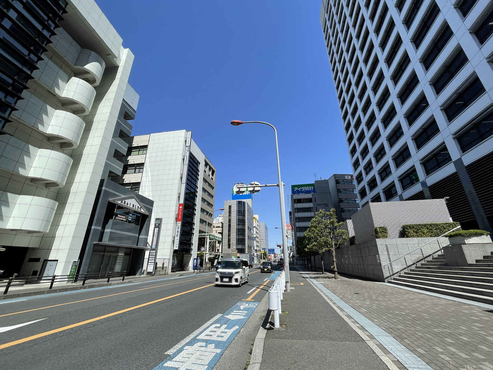 荒井ビル前面の通り