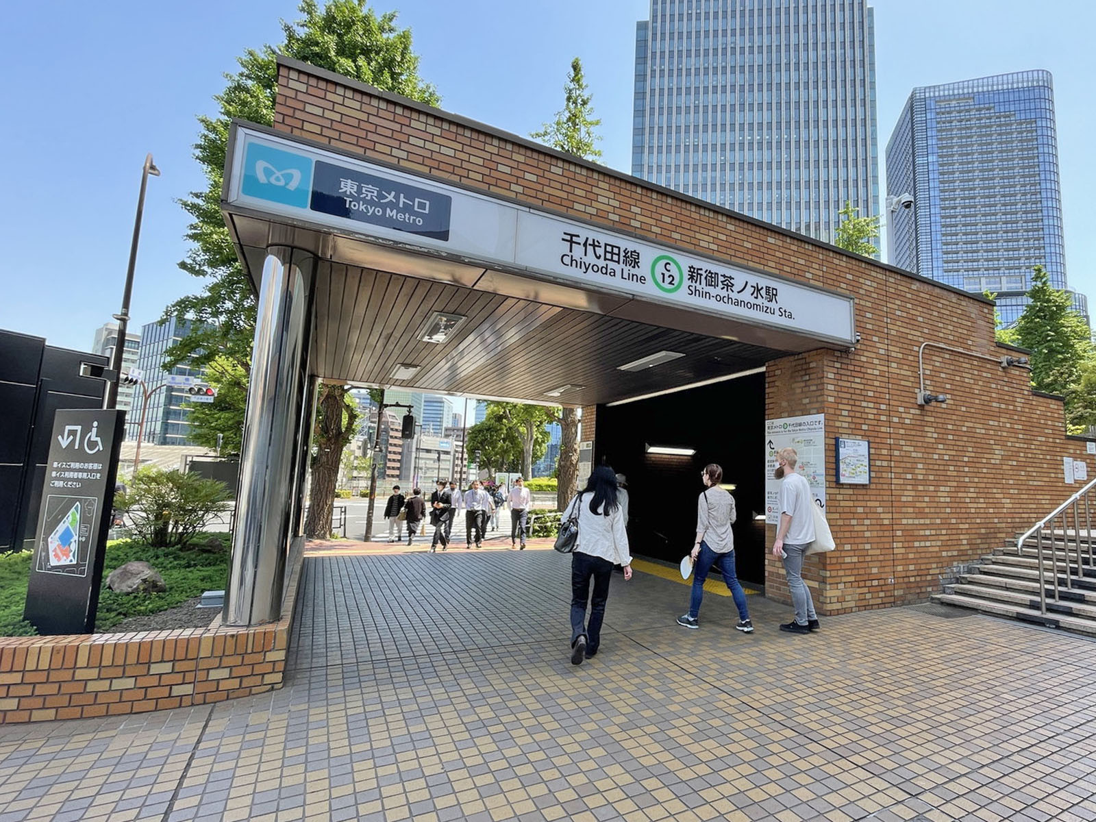 最寄りの「新御茶ノ水駅」