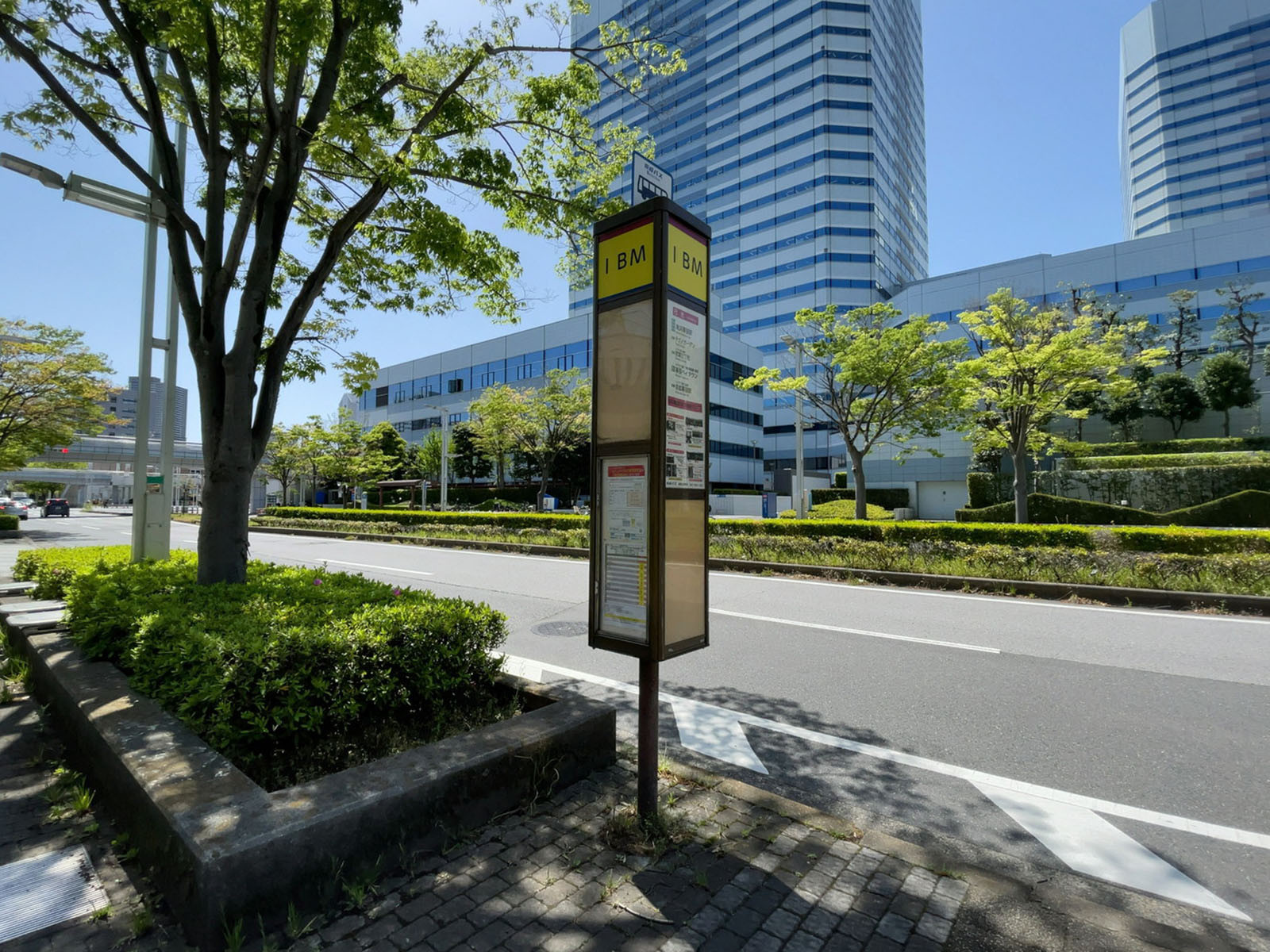 ビル前のバス停「IBM」