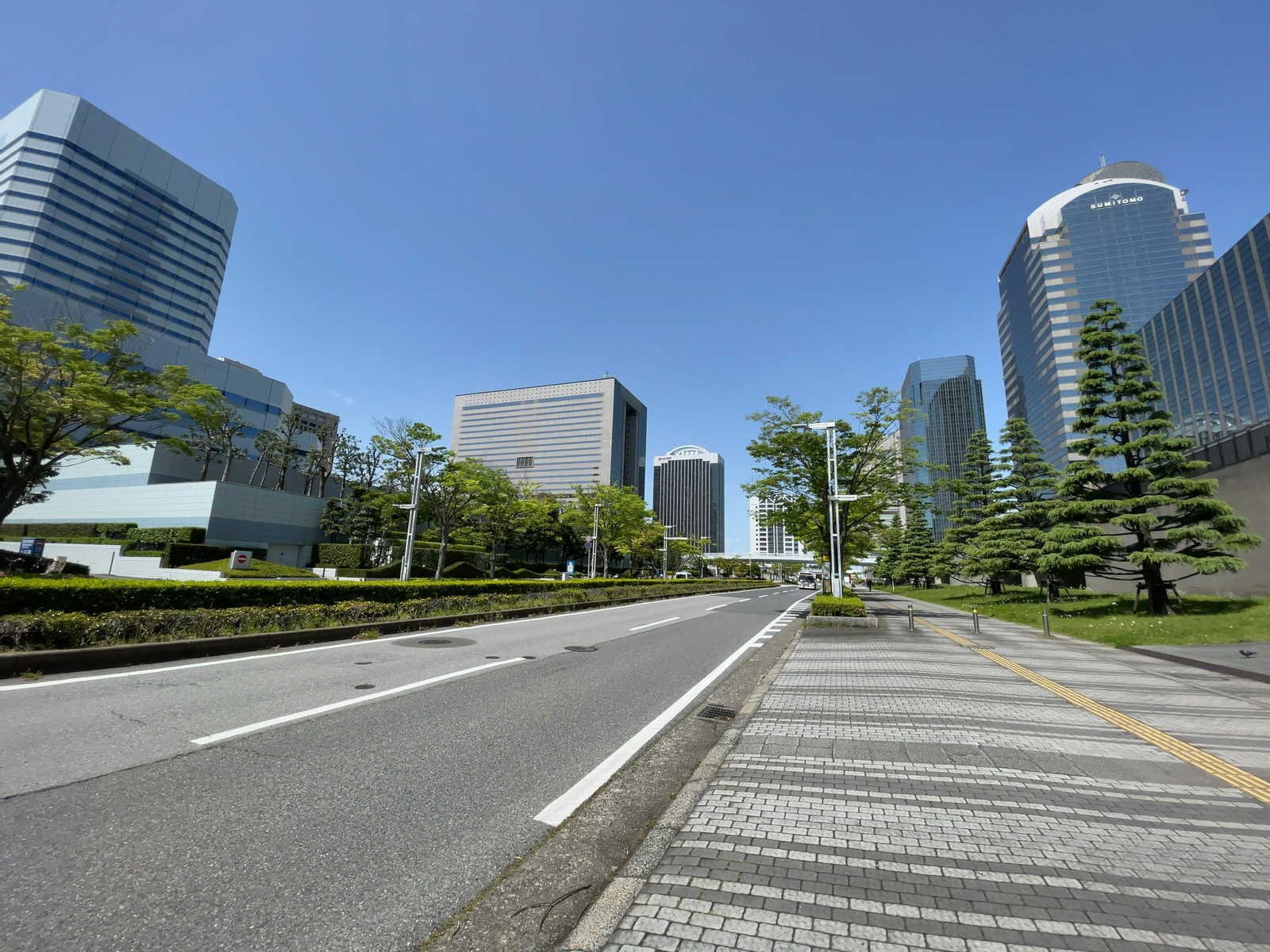幕張テクニカルセンター/IBM幕張前面のハイテク通り