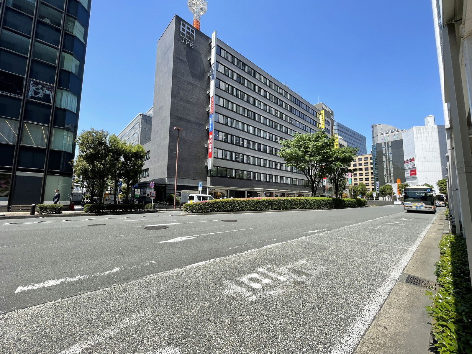 横浜ファーストビル前面の通り