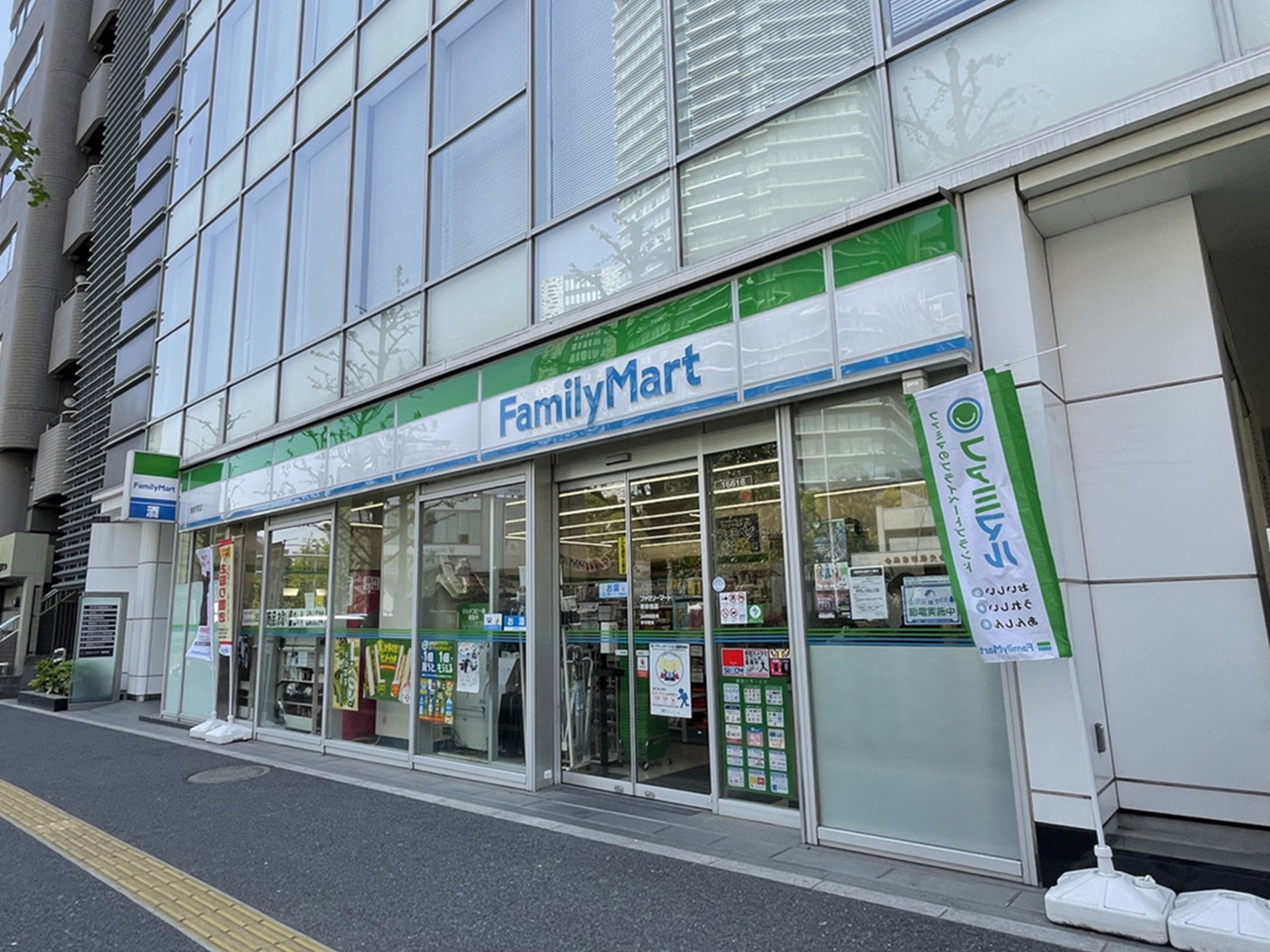 徒歩1分のファミリーマート 東新宿店