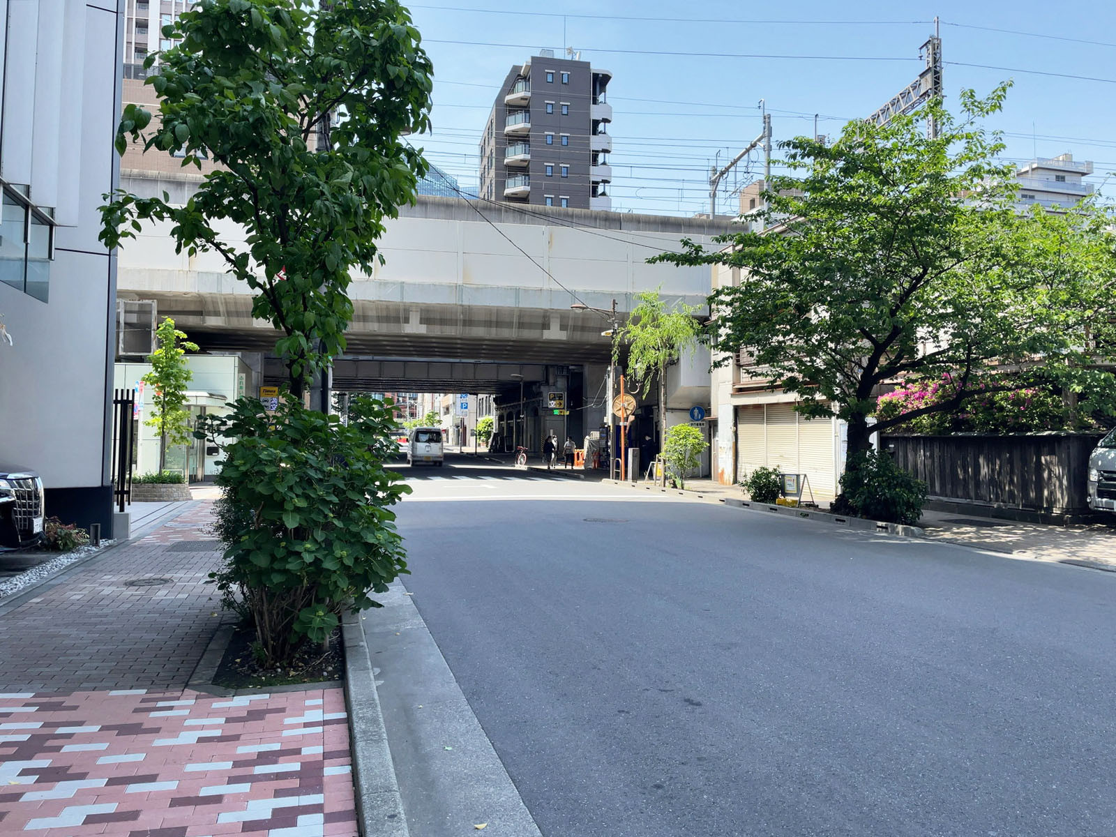 クリスタルビル前面の柳原通り