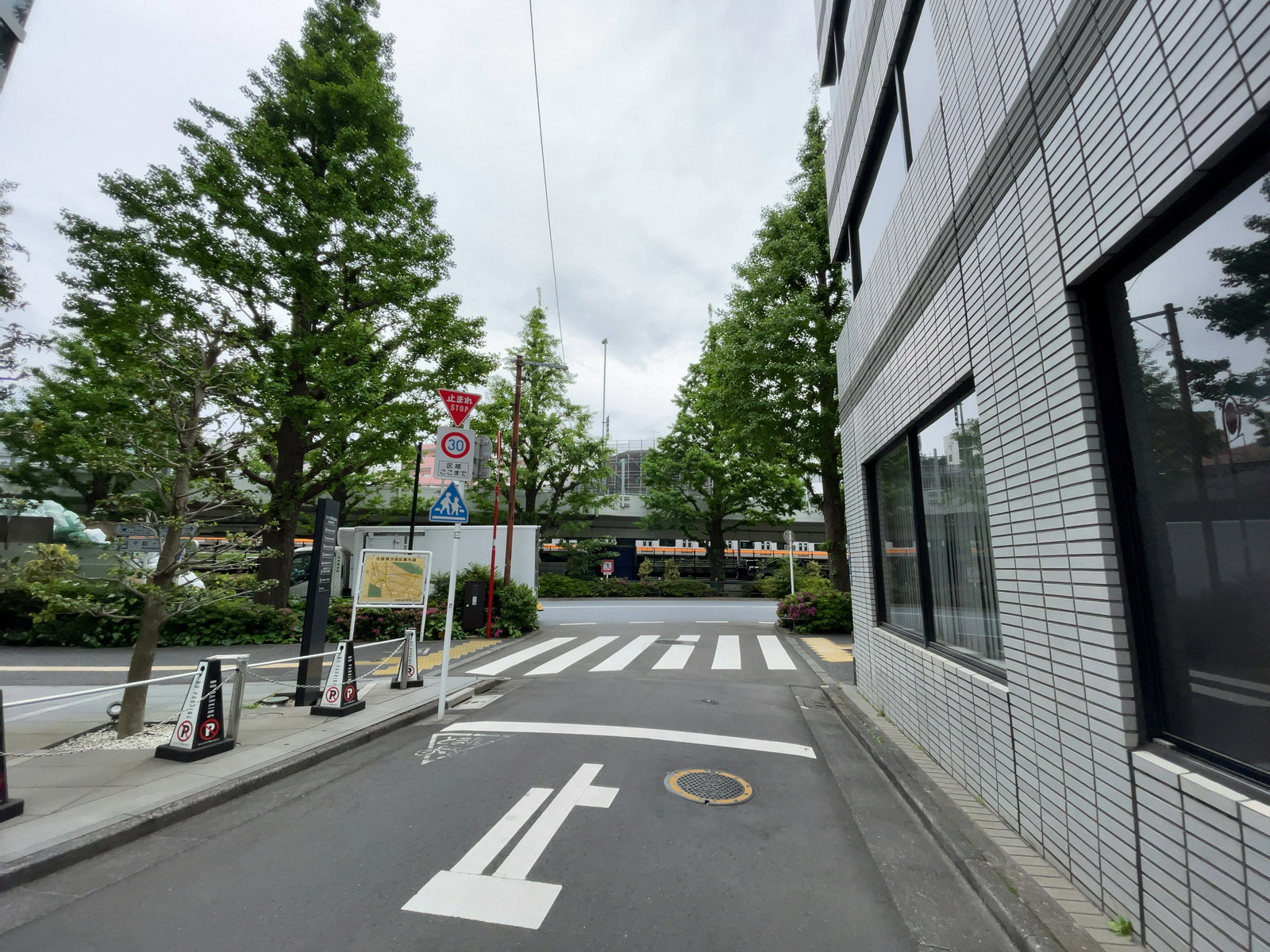 セシア千駄ヶ谷ビル前面の通り