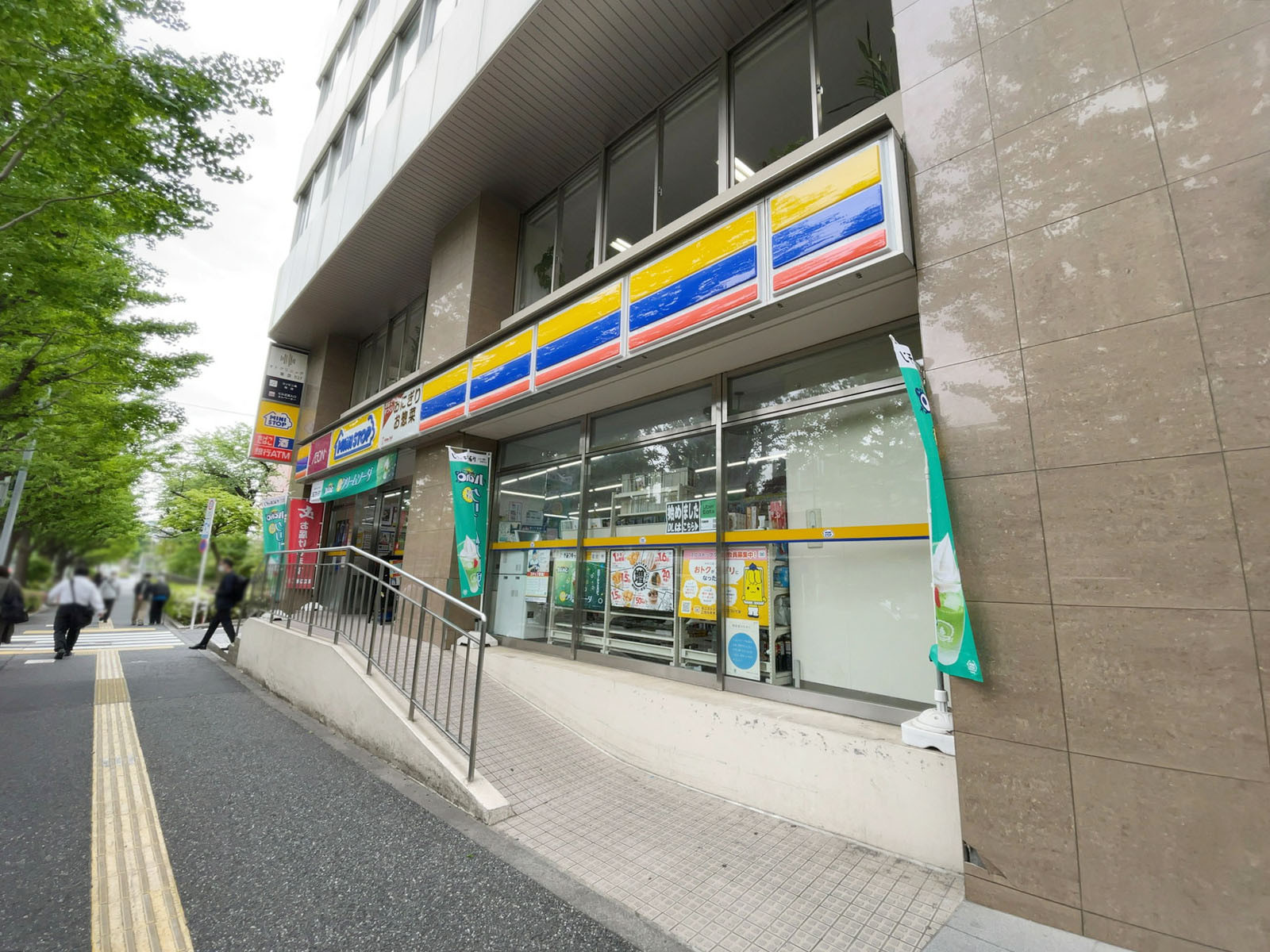 徒歩1分のミニストップ 千駄ヶ谷駅前店