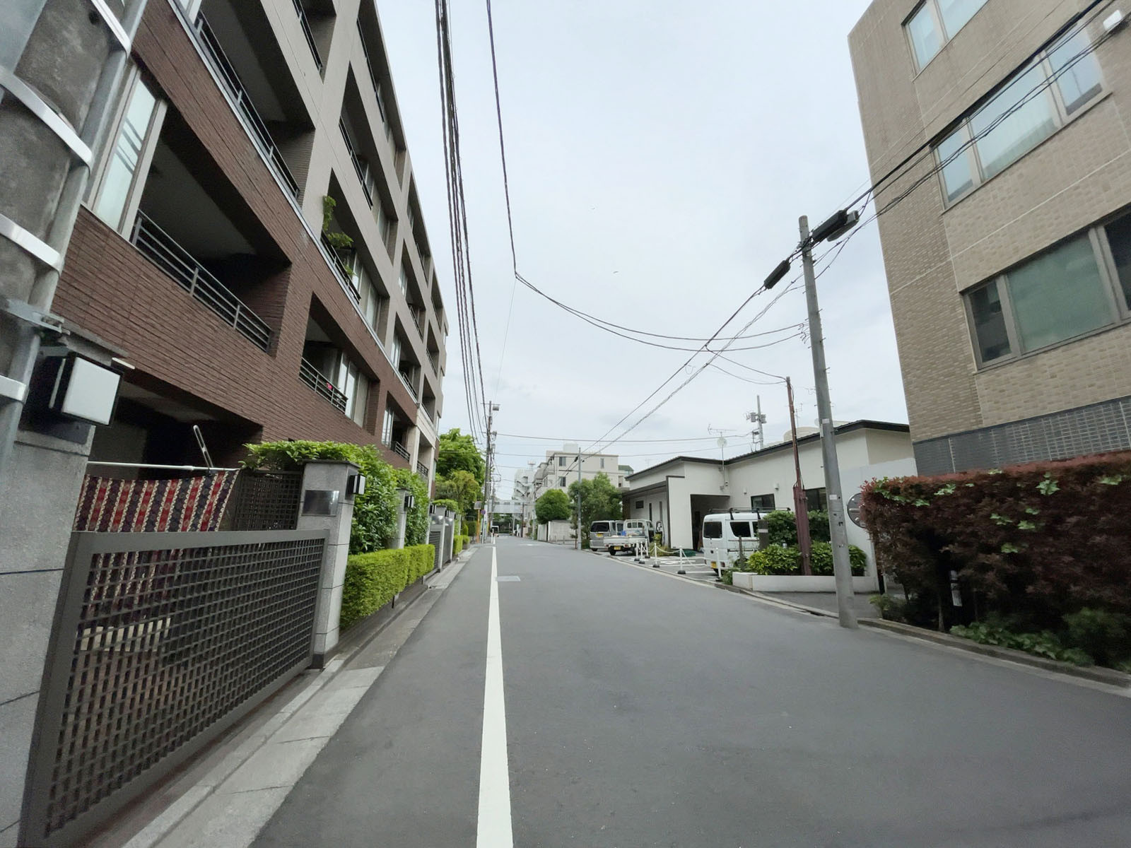 ストーンハウス2前面の通り