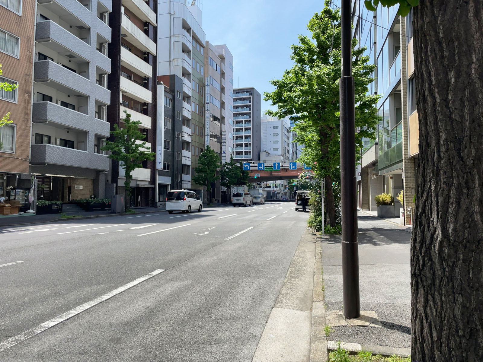 森川ビル前面の神田金物通り