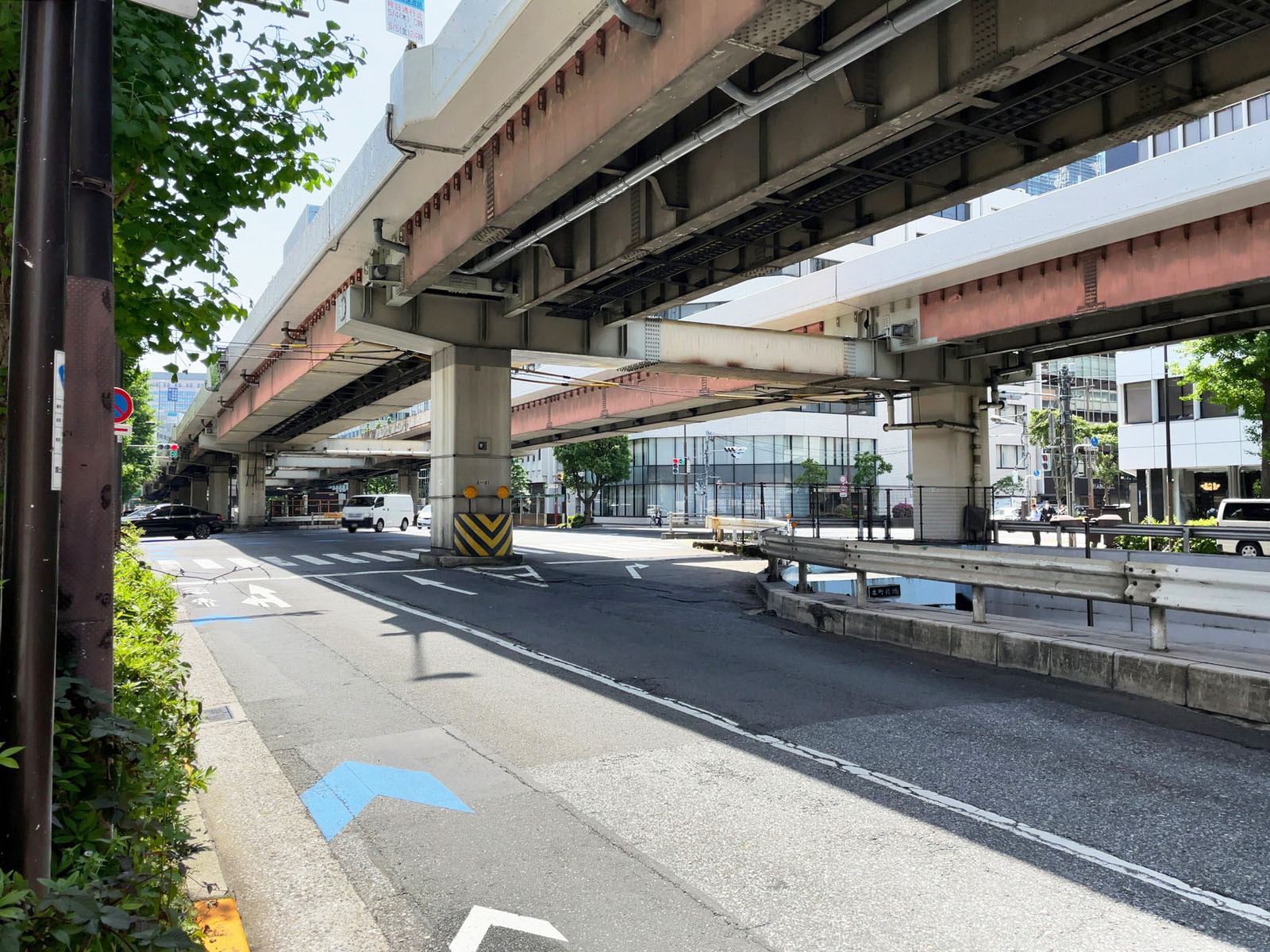 本栄ビル前面の昭和通り