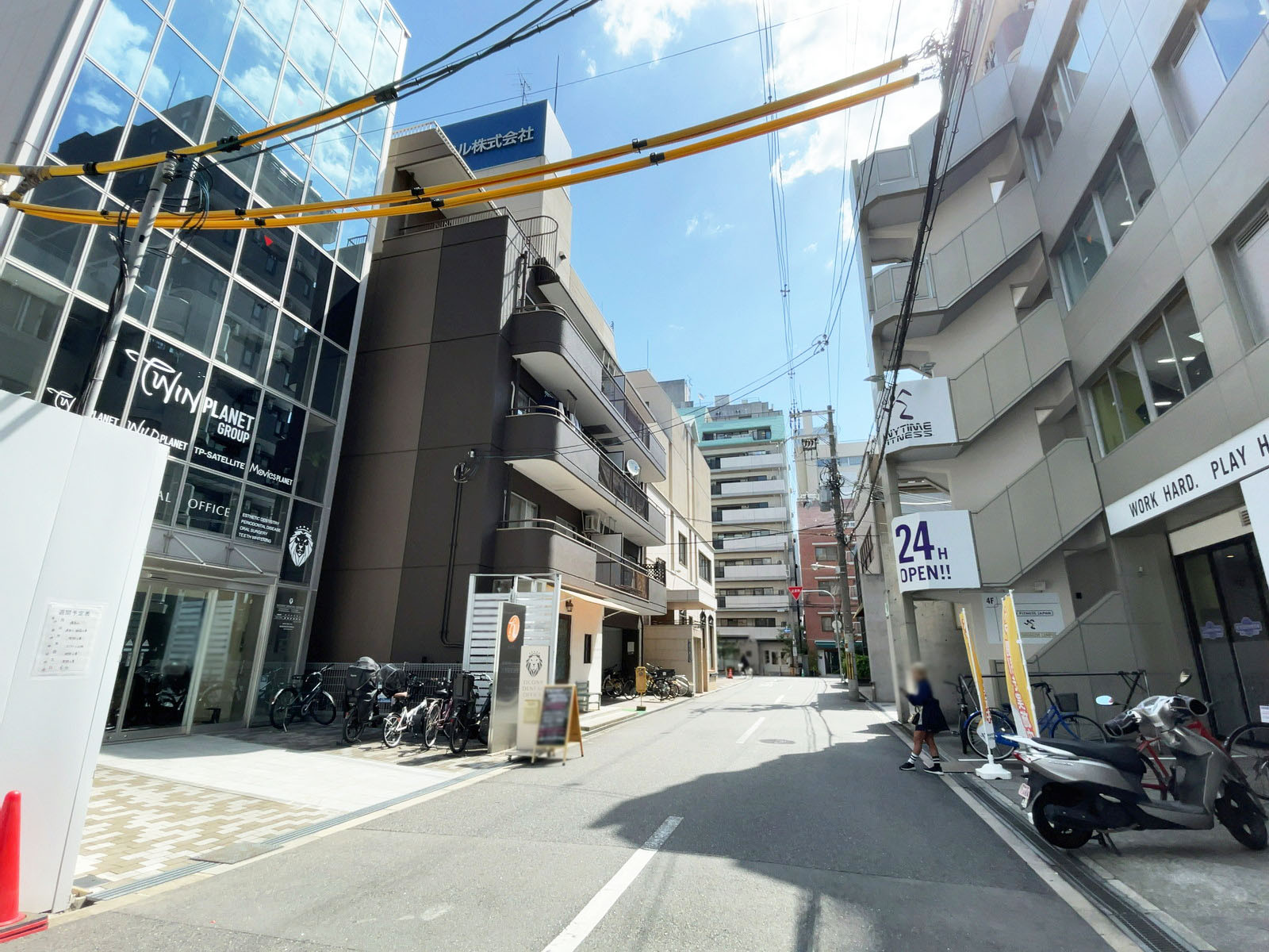 清和ビル前面の通り