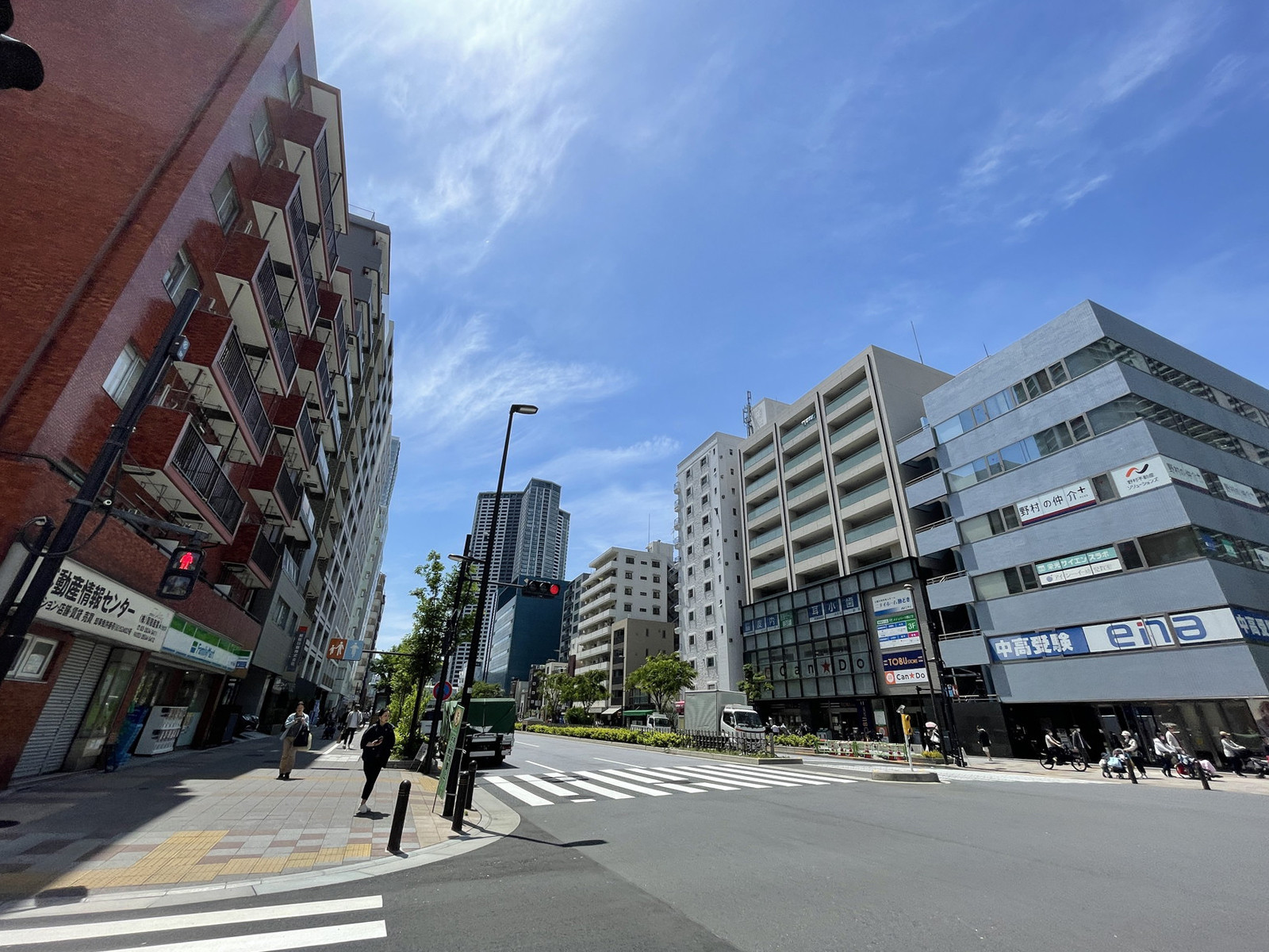 銅版ビル前面の通り