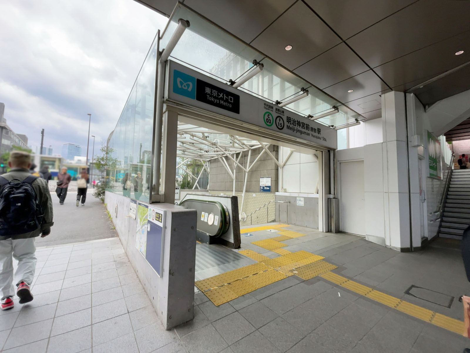 最寄りの「明治神宮前駅」