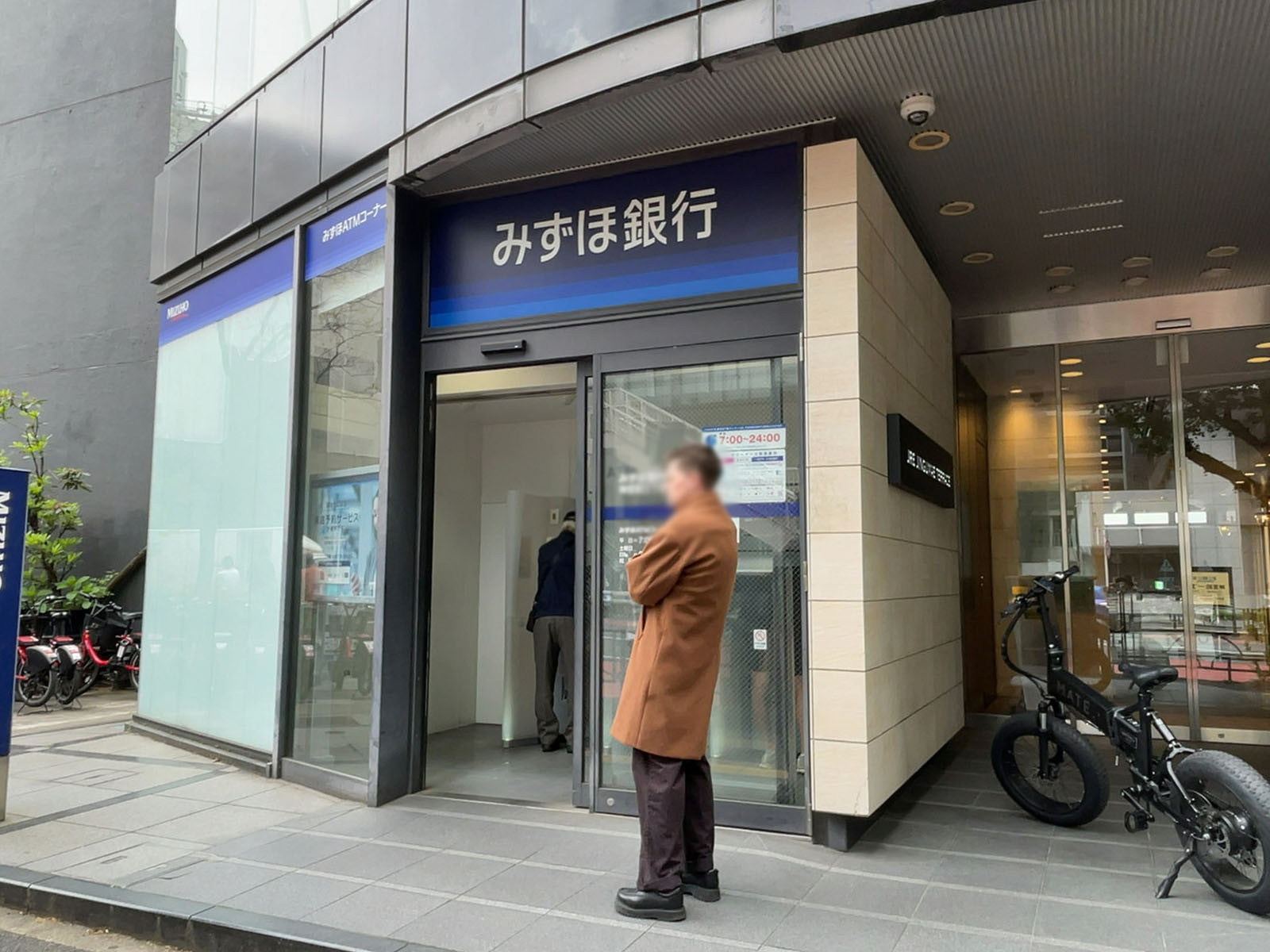 至近のみずほ銀行 神宮前三丁目出張所