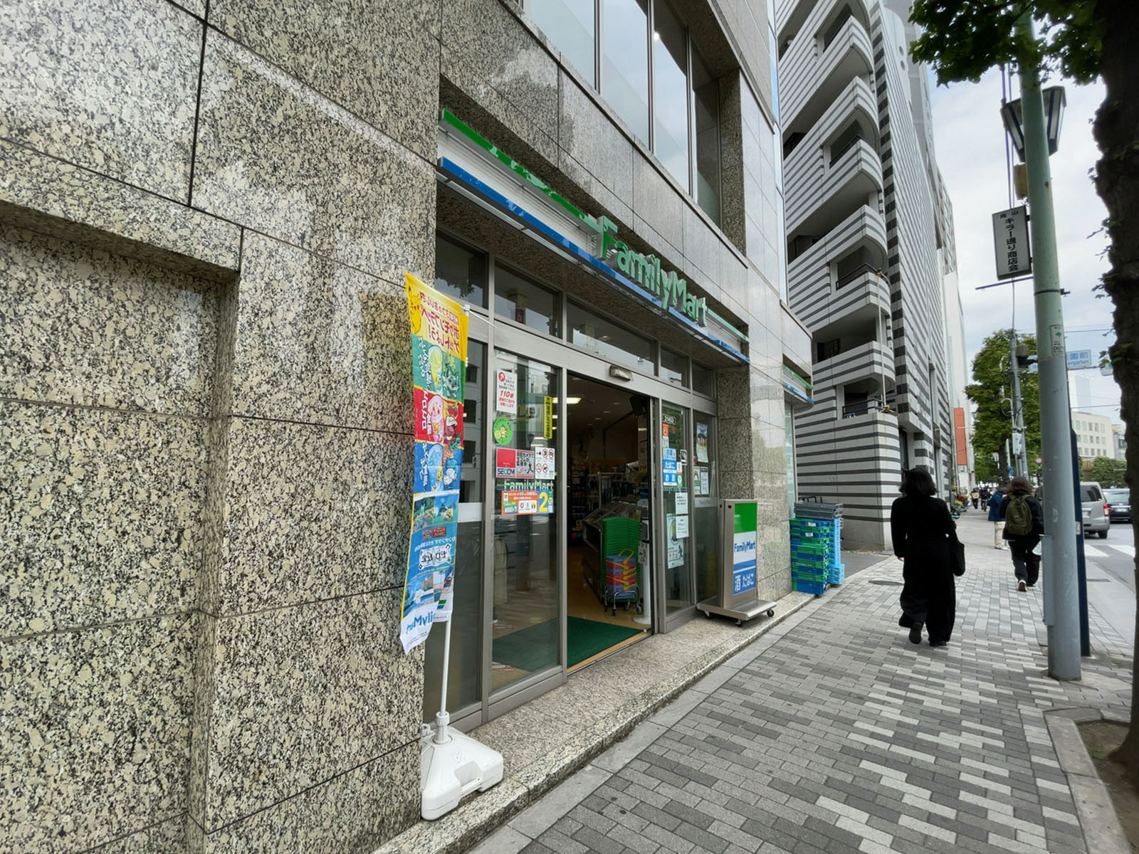 徒歩1分のファミリーマート 神宮前三丁目店