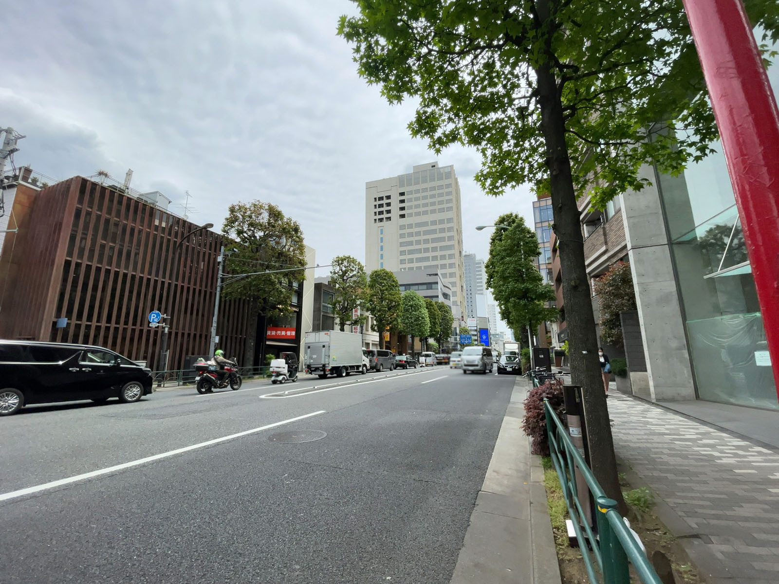 ビル前の外苑西通り