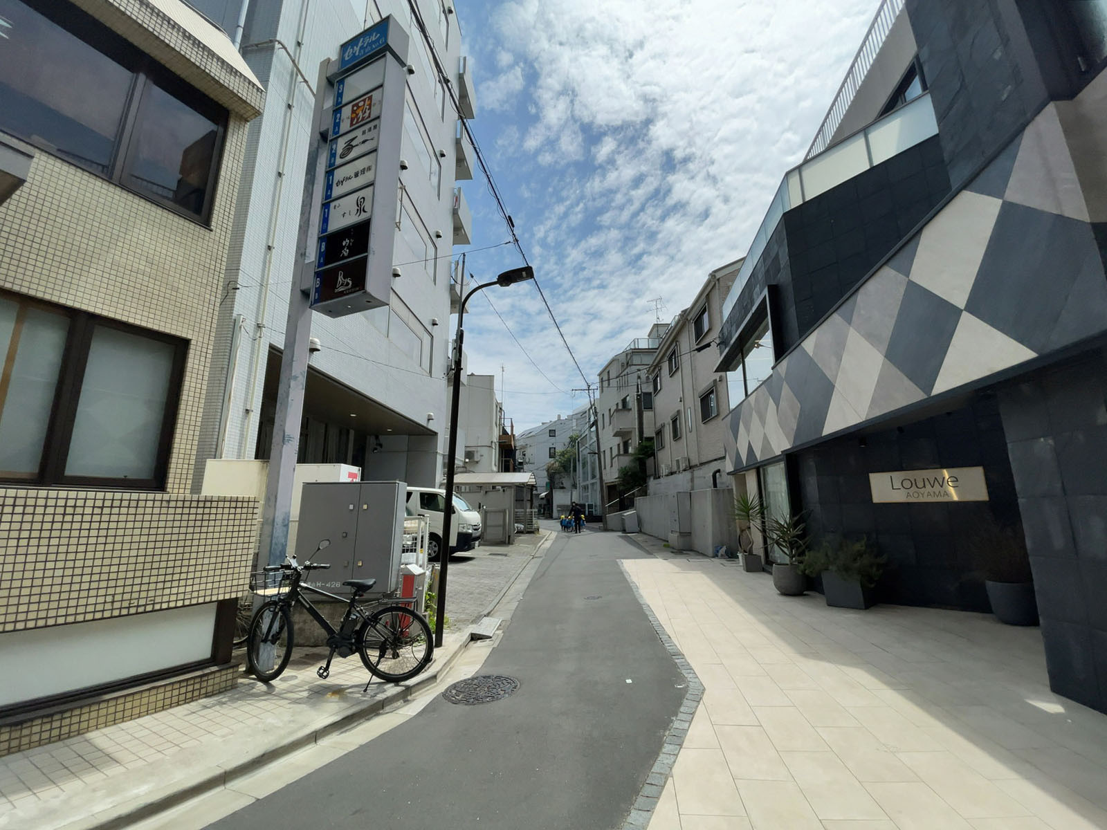 CUALZOミナミアオヤマ前面の通り