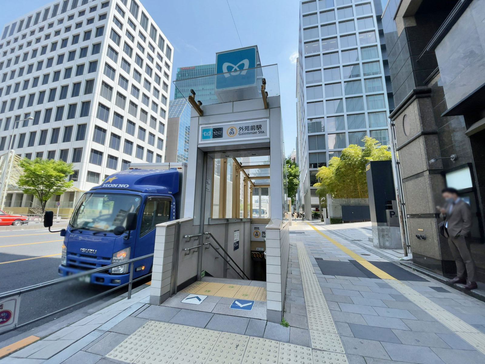 最寄りの「外苑前駅」