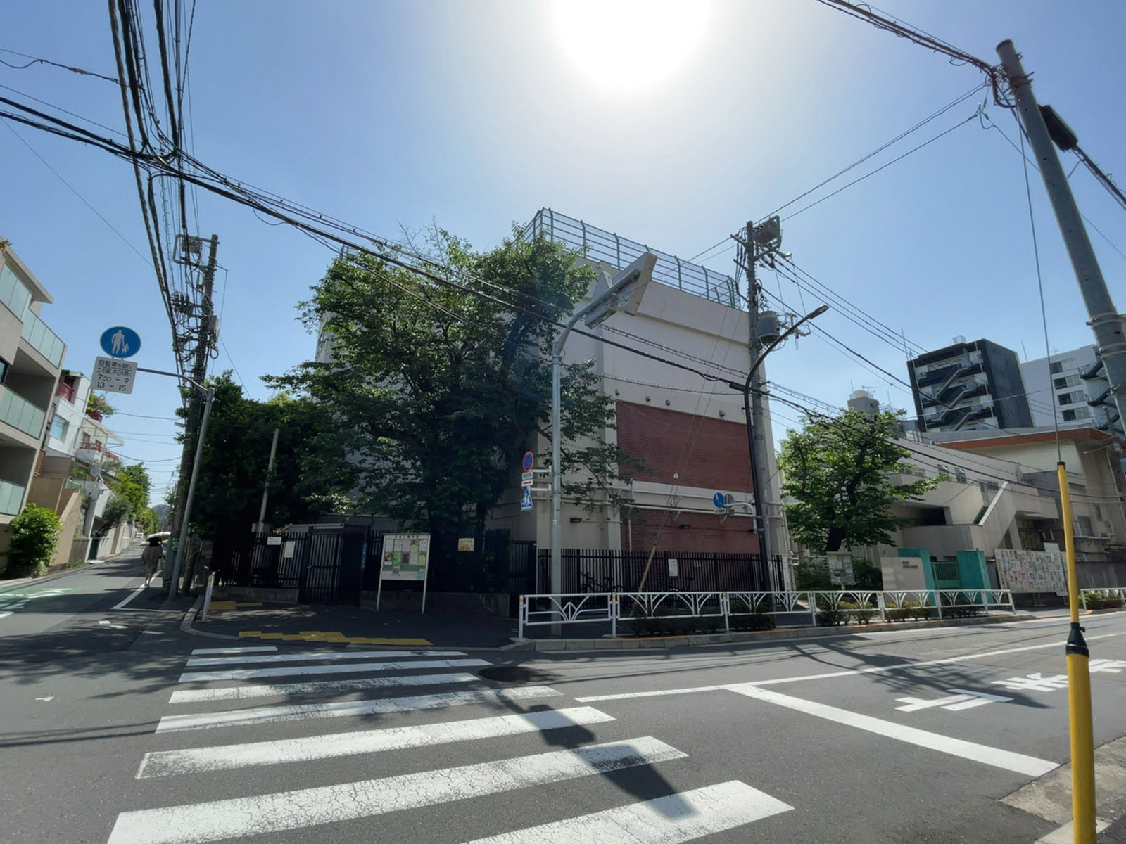 徒歩1分の渋谷区立臨川小学校