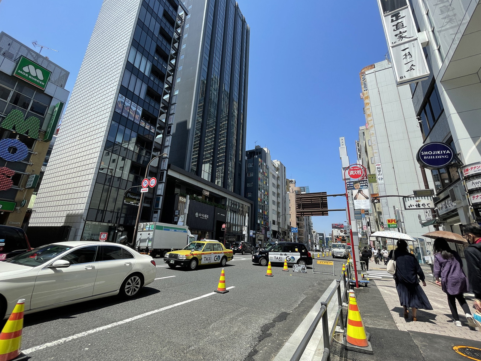 正直家ビル前面の外苑東通り