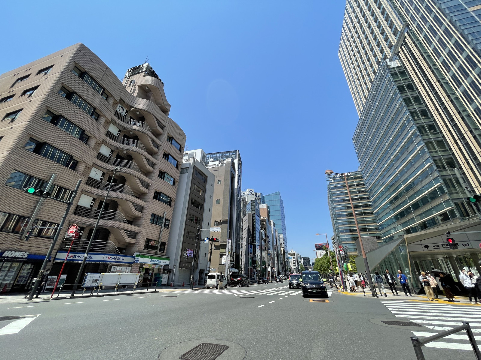 ミクニ六本木ビル前面の外苑東通り
