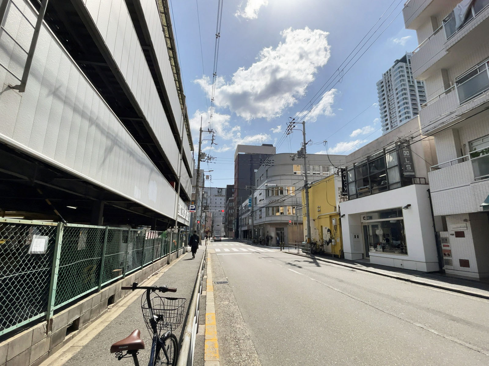 R building前面の通り
