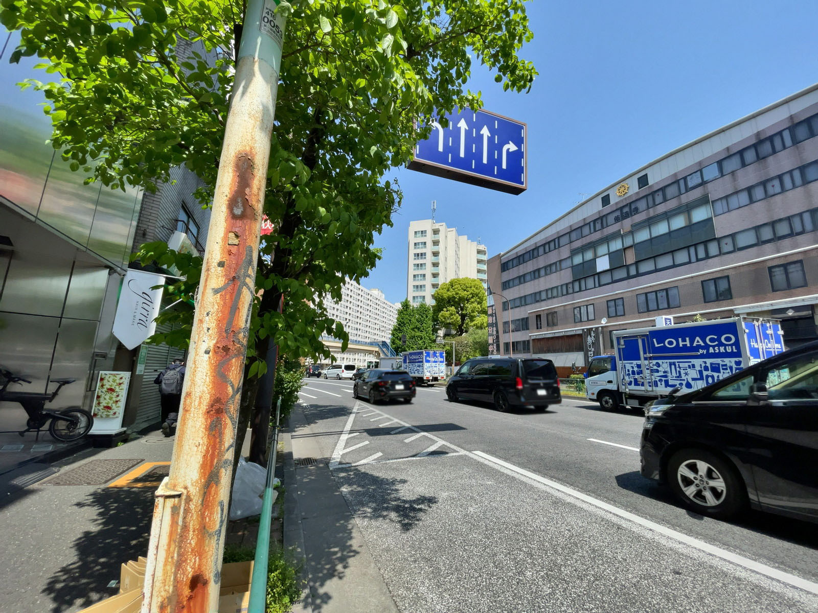麻布高橋ビル前面の明治通り