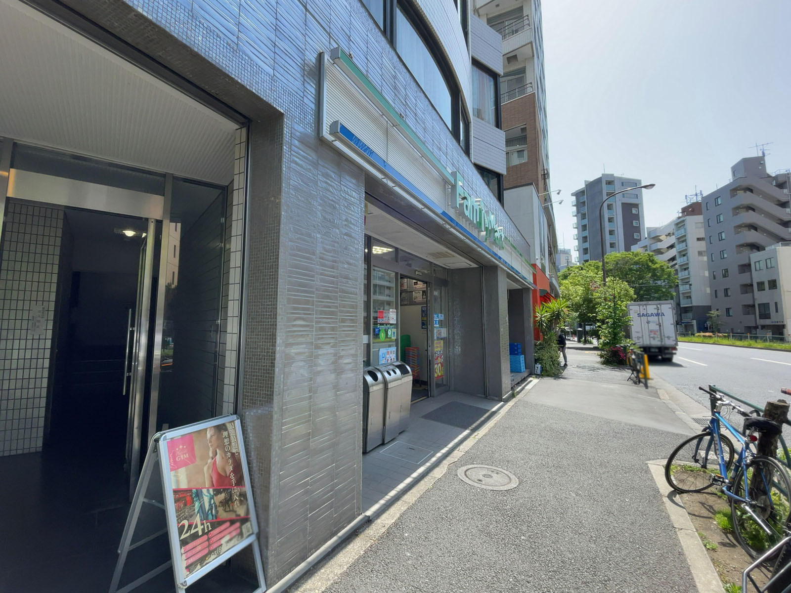 徒歩3分のファミリーマート 南麻布四丁目店