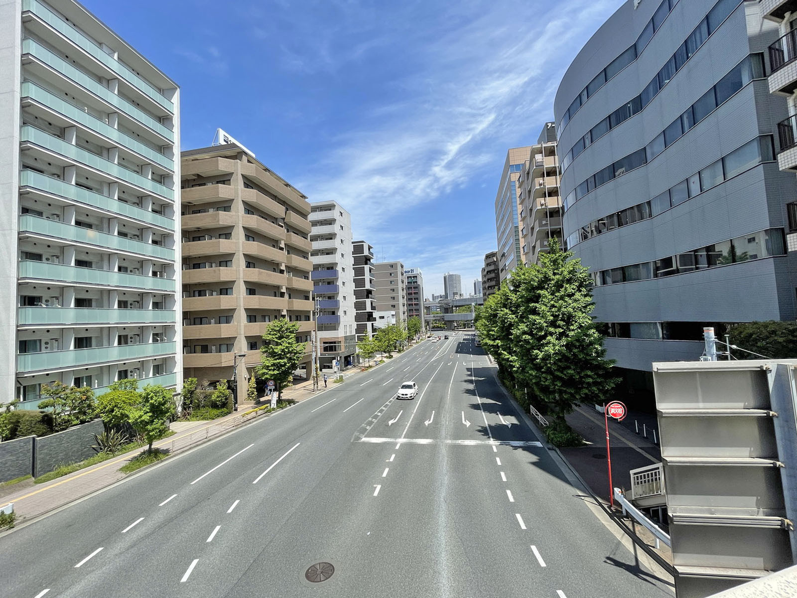 東部ヨコハマビル前面の通り