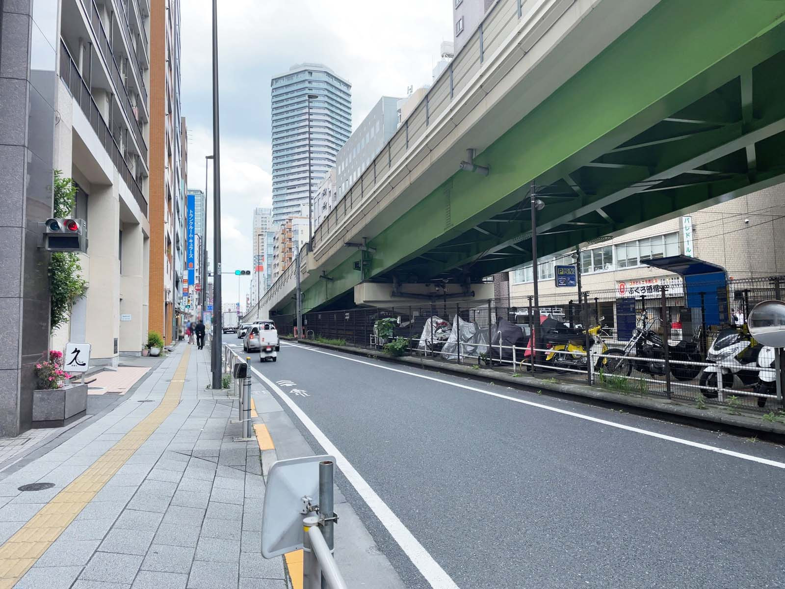 グレイスロータリービル前面の春日通り
