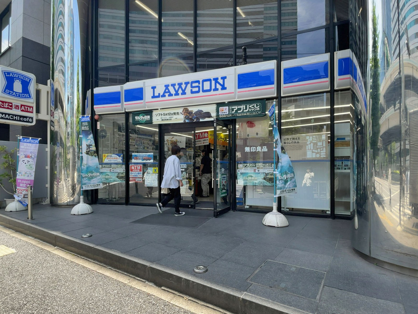 徒歩2分のローソン金港町店