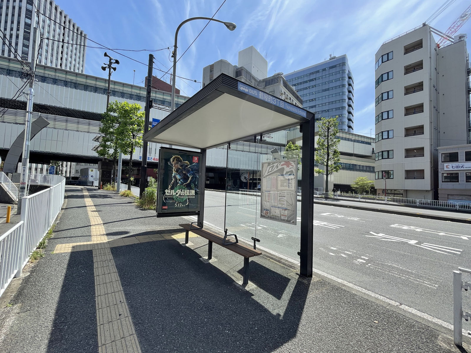 目の前のバス停「鶴屋町3丁目」