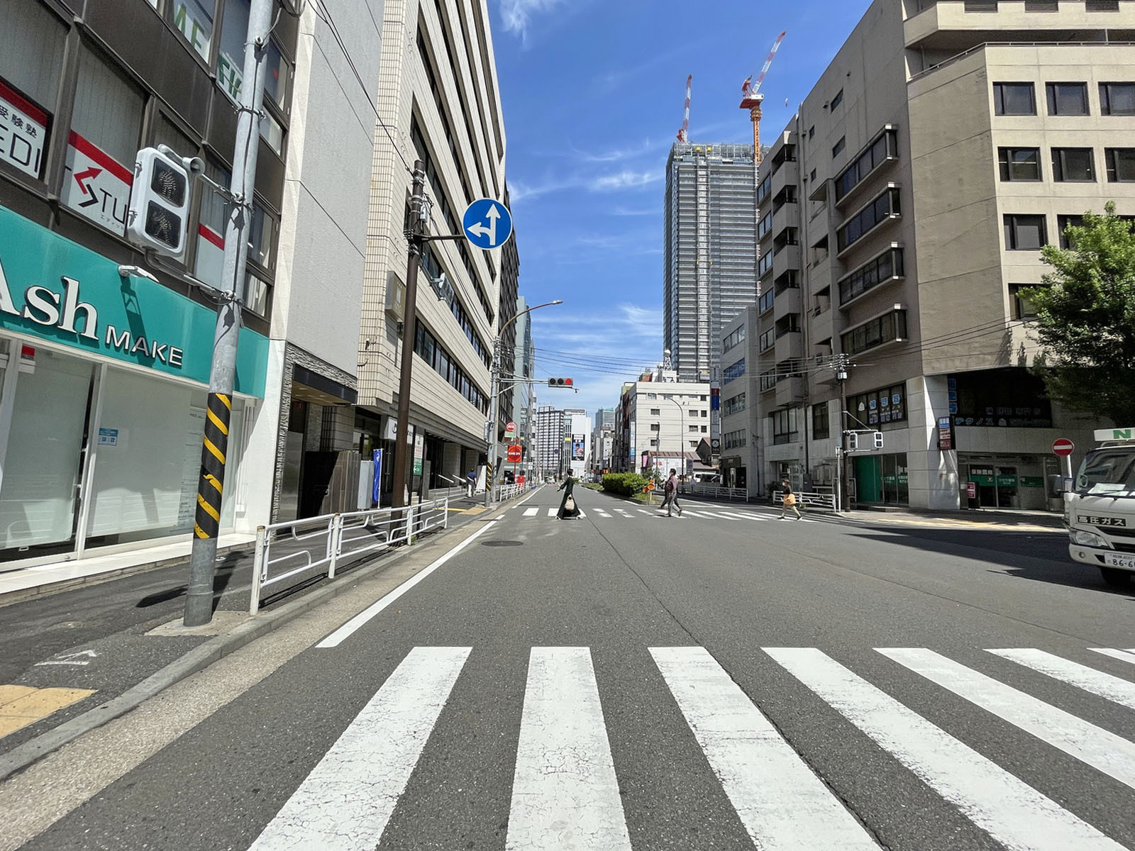 横浜YS西口ビル前面の通り