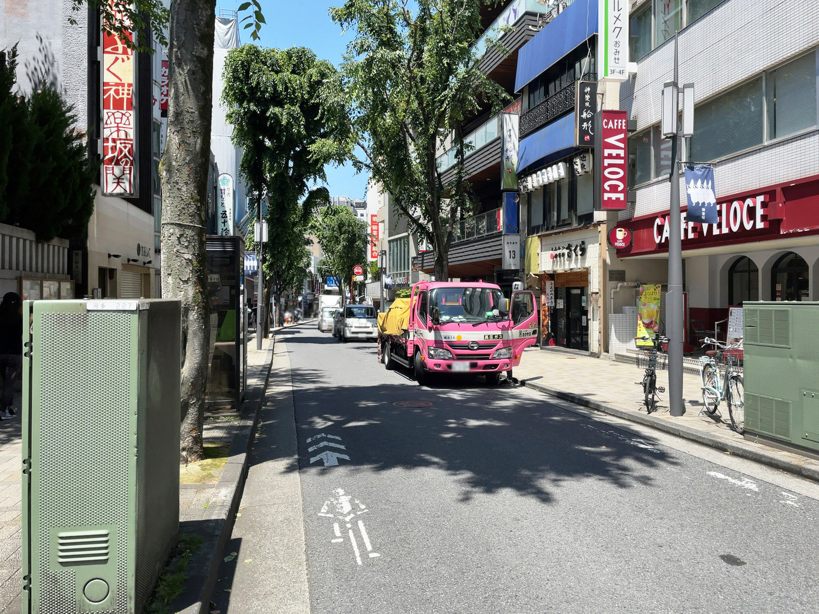 オザワビル前面の神楽坂通り