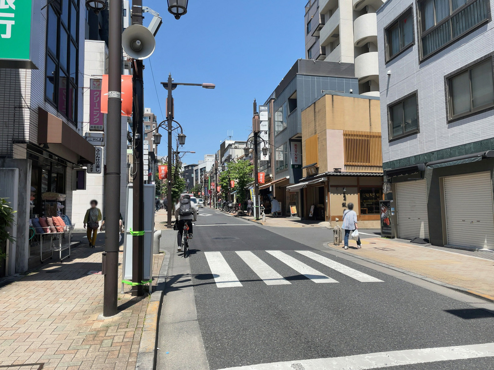 オフィスビル前面の神楽坂通り
