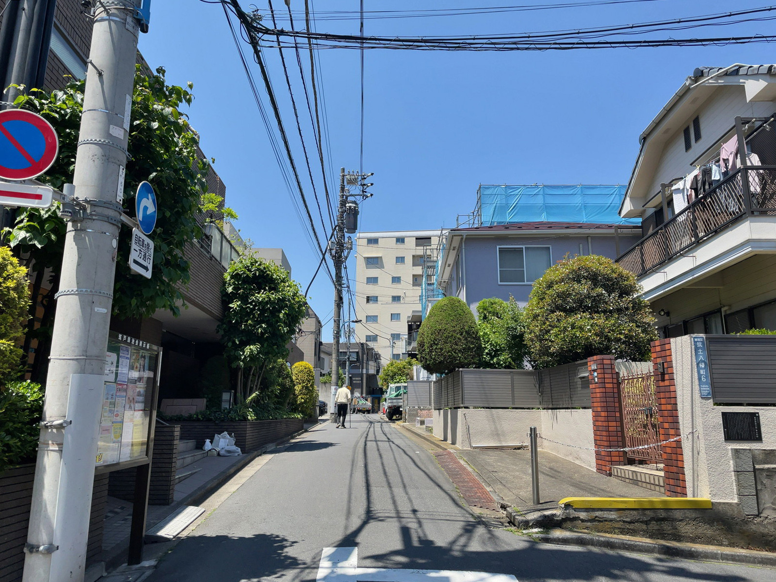 周辺は住宅街