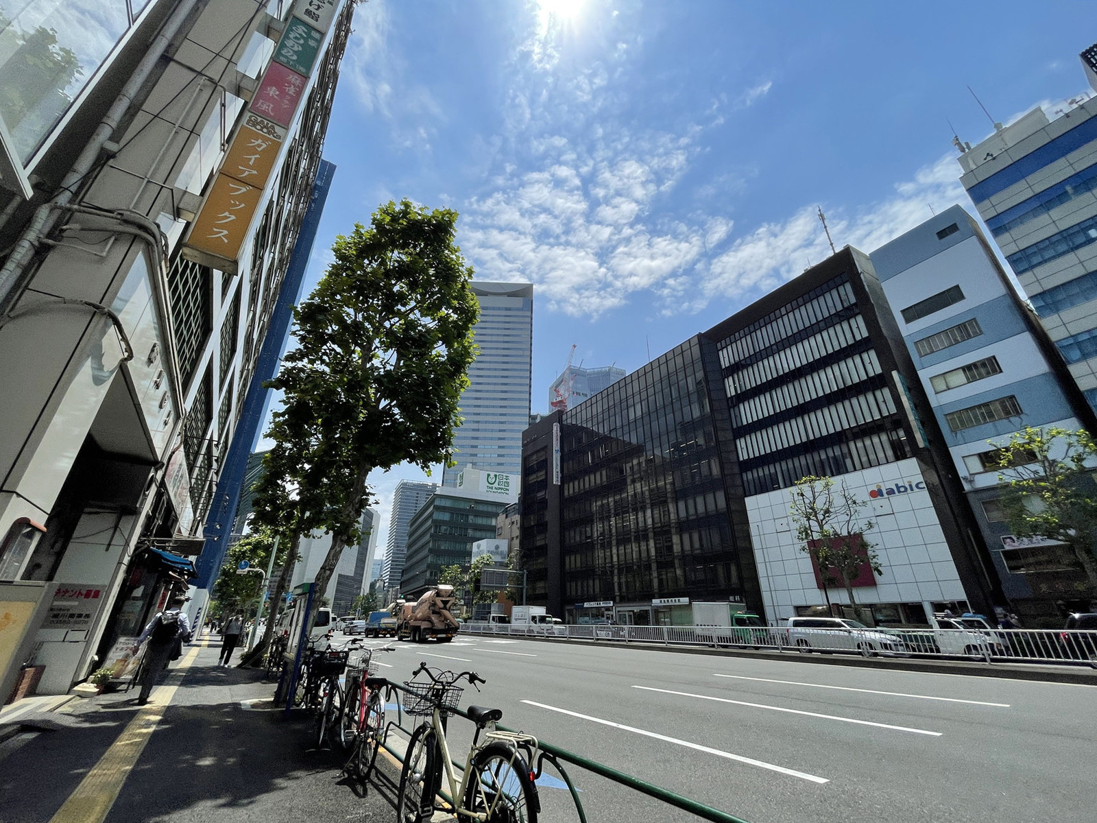 T-FRONTビル前面の通り