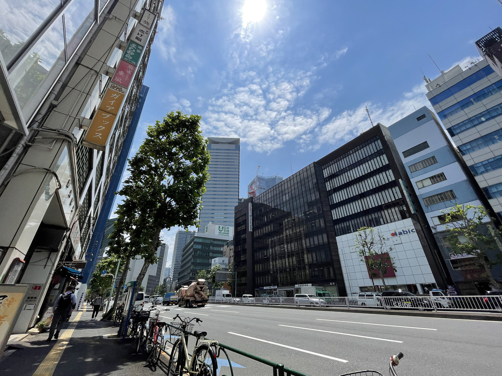 DG22ビル前面の通り