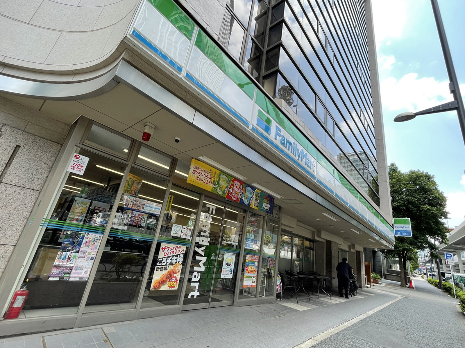 徒歩1分のファミリーマート赤坂1丁目店
