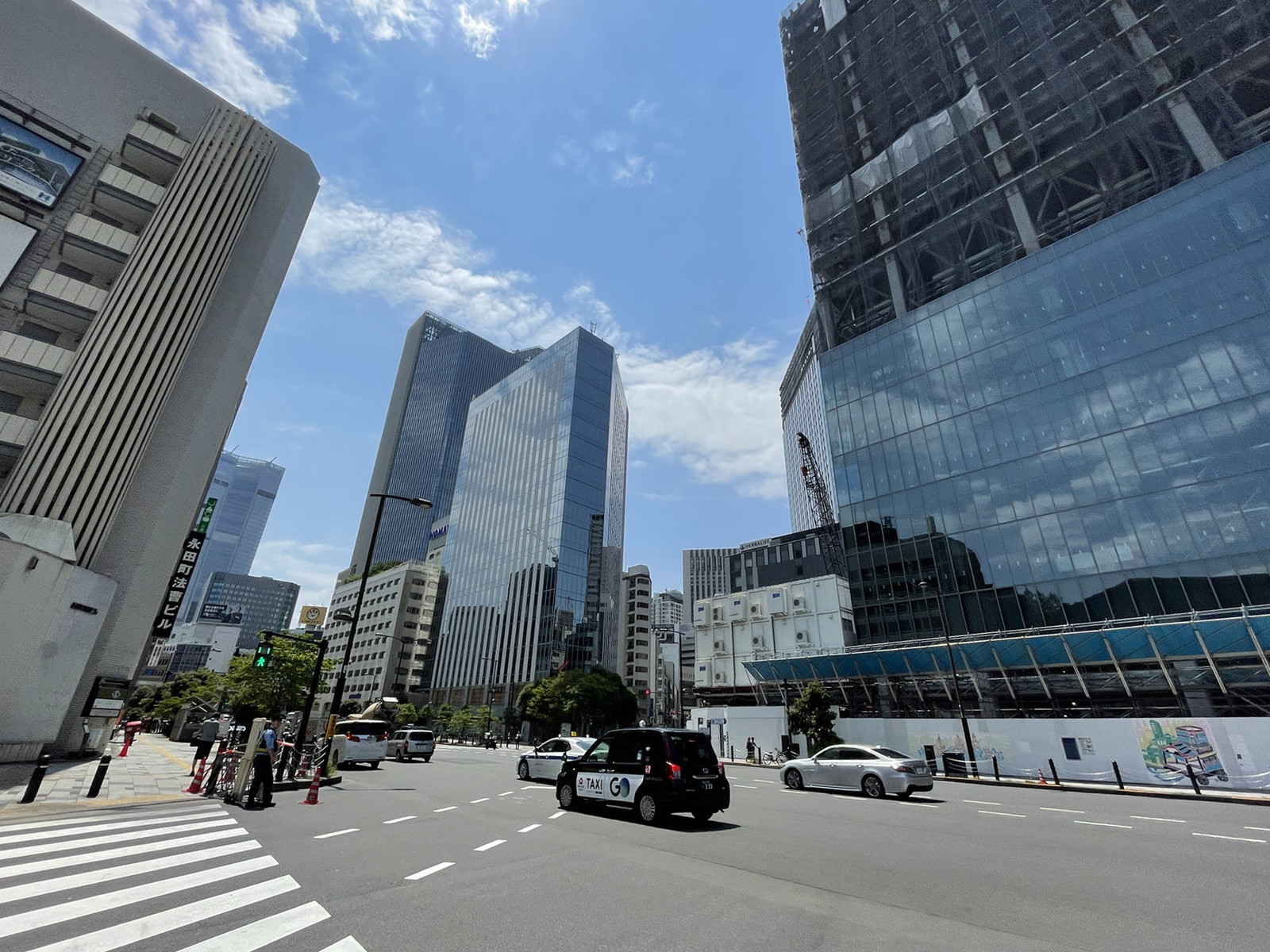 ニッセイ溜池山王ビル前面の外堀通り