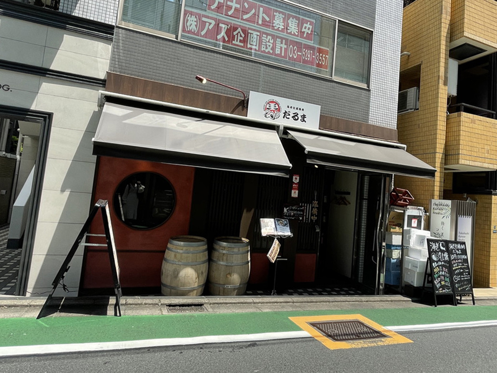 周辺には飲食店があり