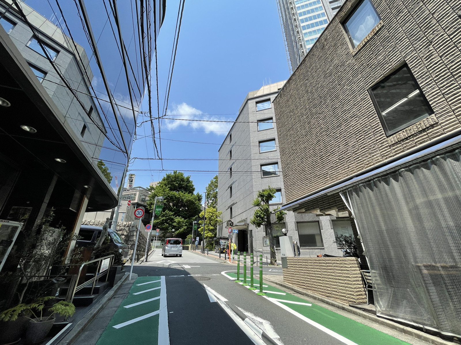 川本ビル前面の通り