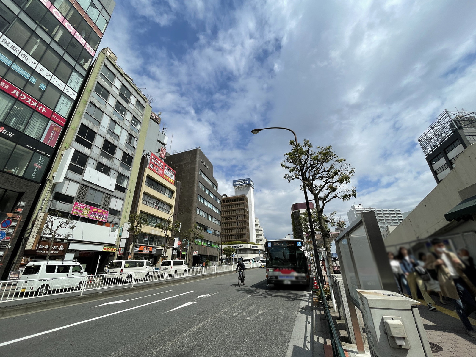 目黒駅前山田ビル前面の通り