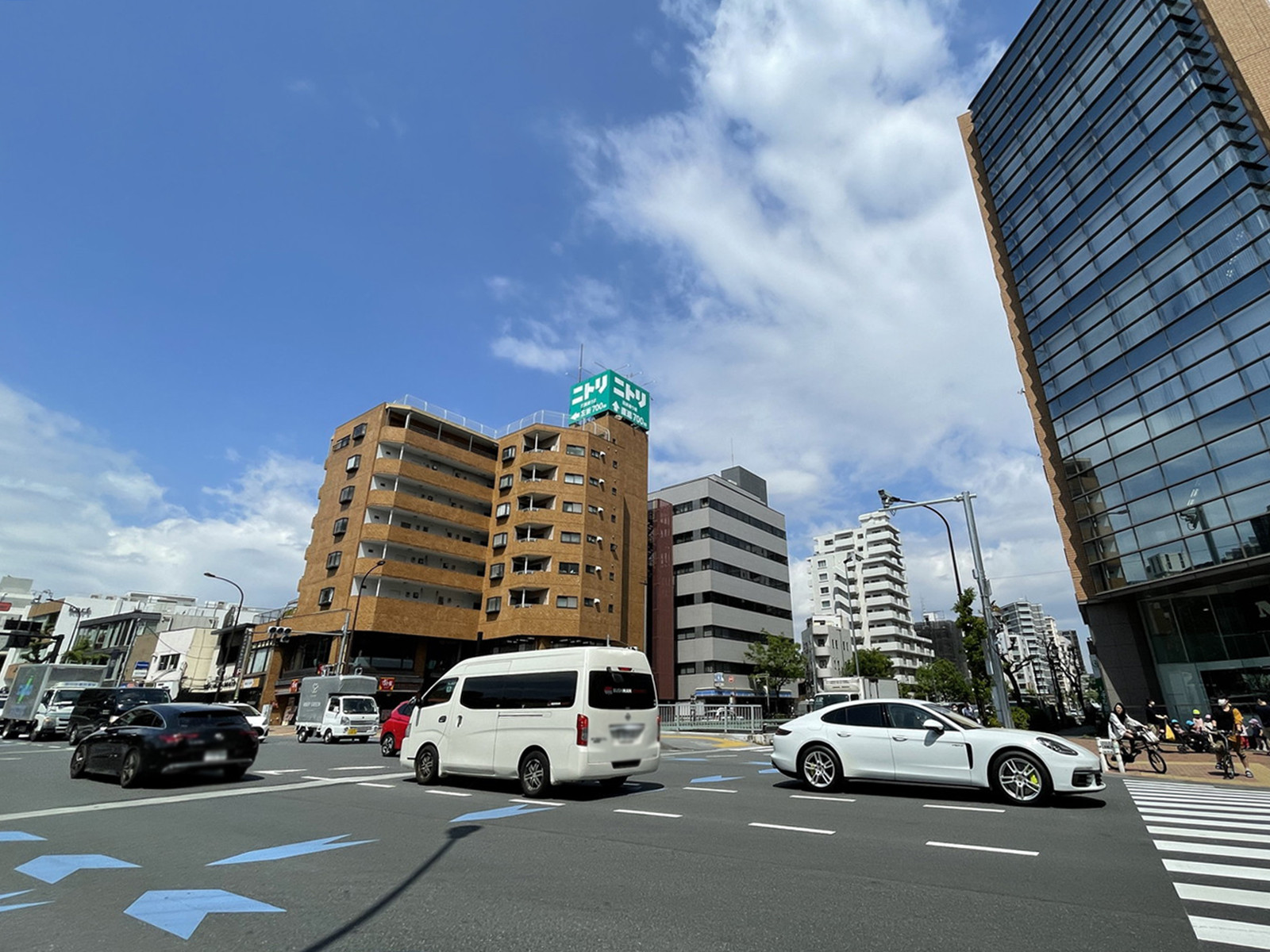 目黒パークスクエア前面の通り