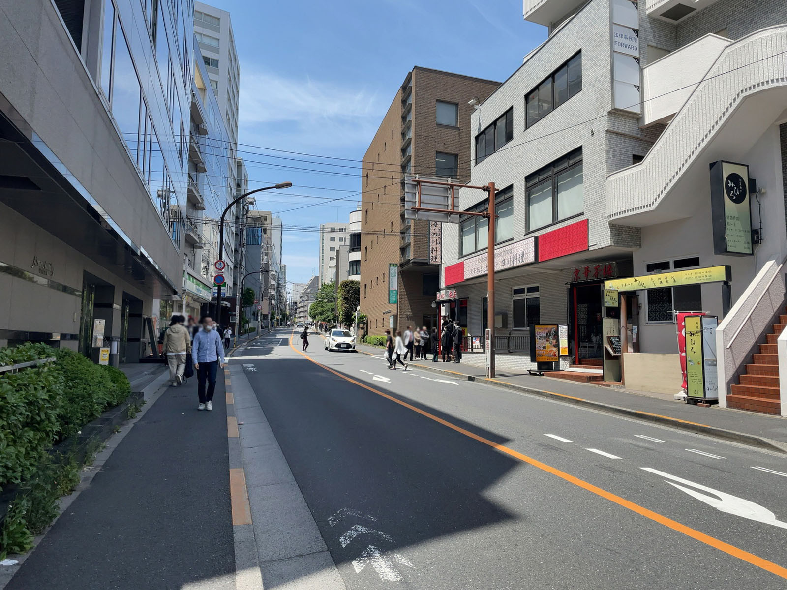 東ビル前面の牛込中央通り