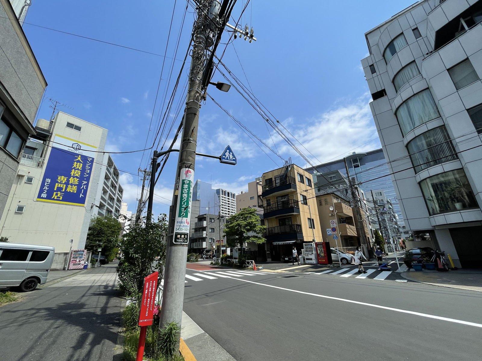 日栄ビル前面の柳通り