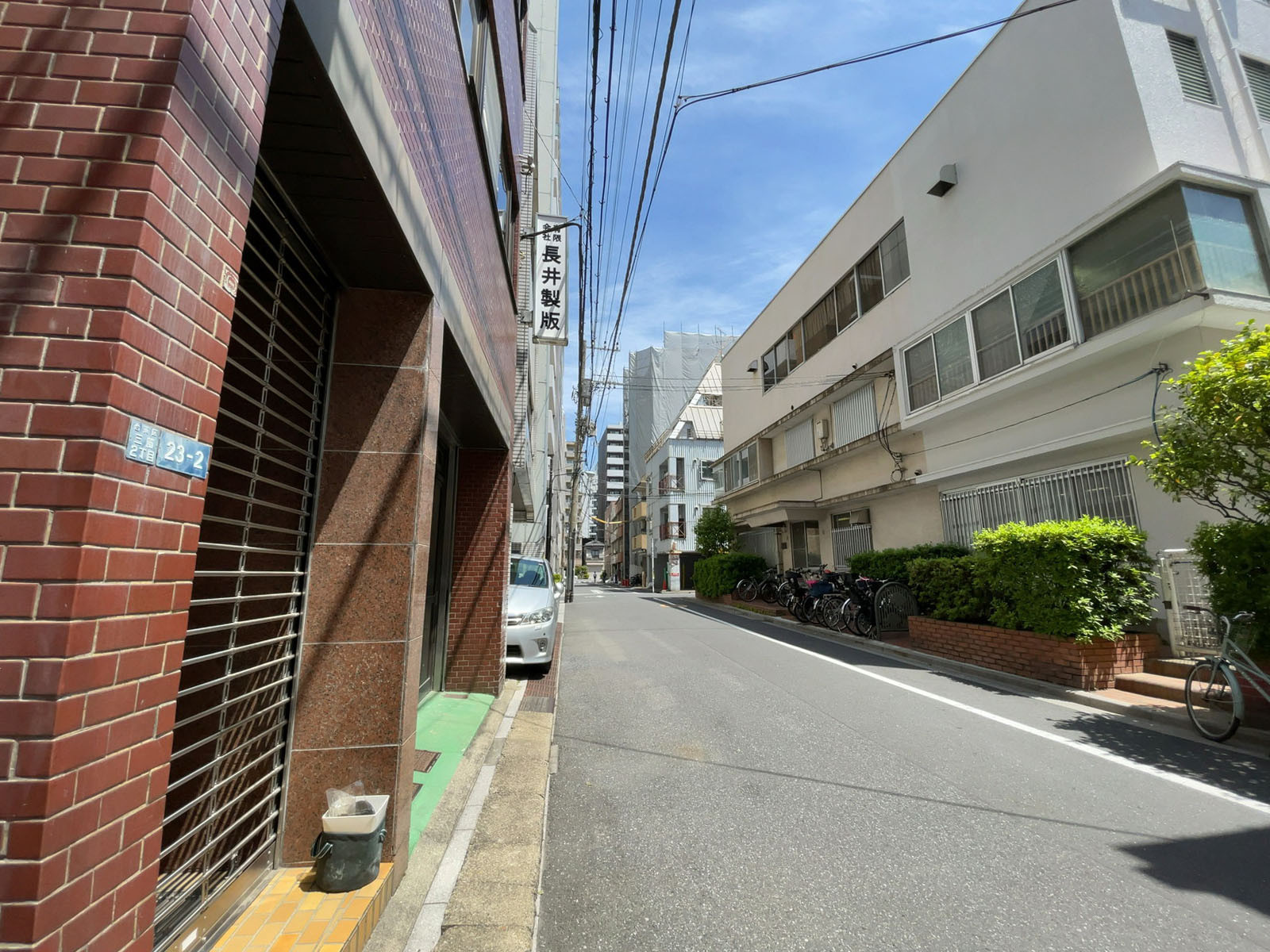 ピラミッドビル前面の通り