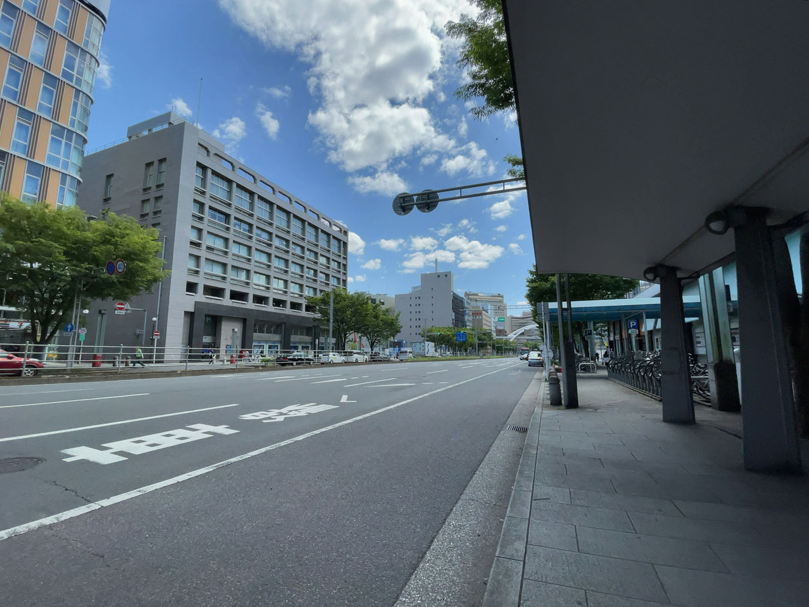 塚本大千葉ビル前面の千葉駅前大通り