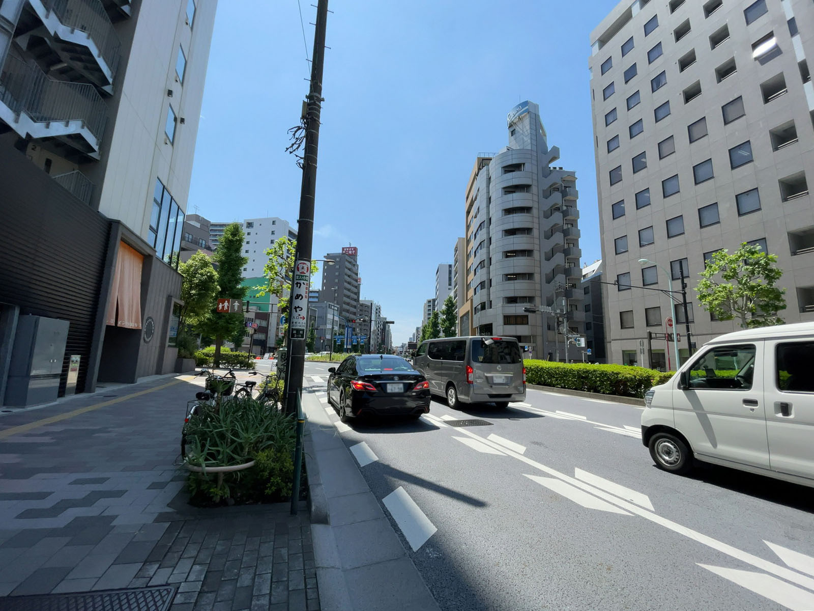 やないビル前面の国際通り