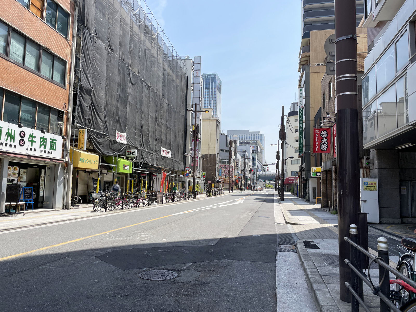 難波中ビル前面の通り