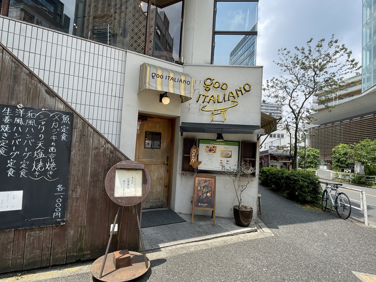 周辺には飲食店があり