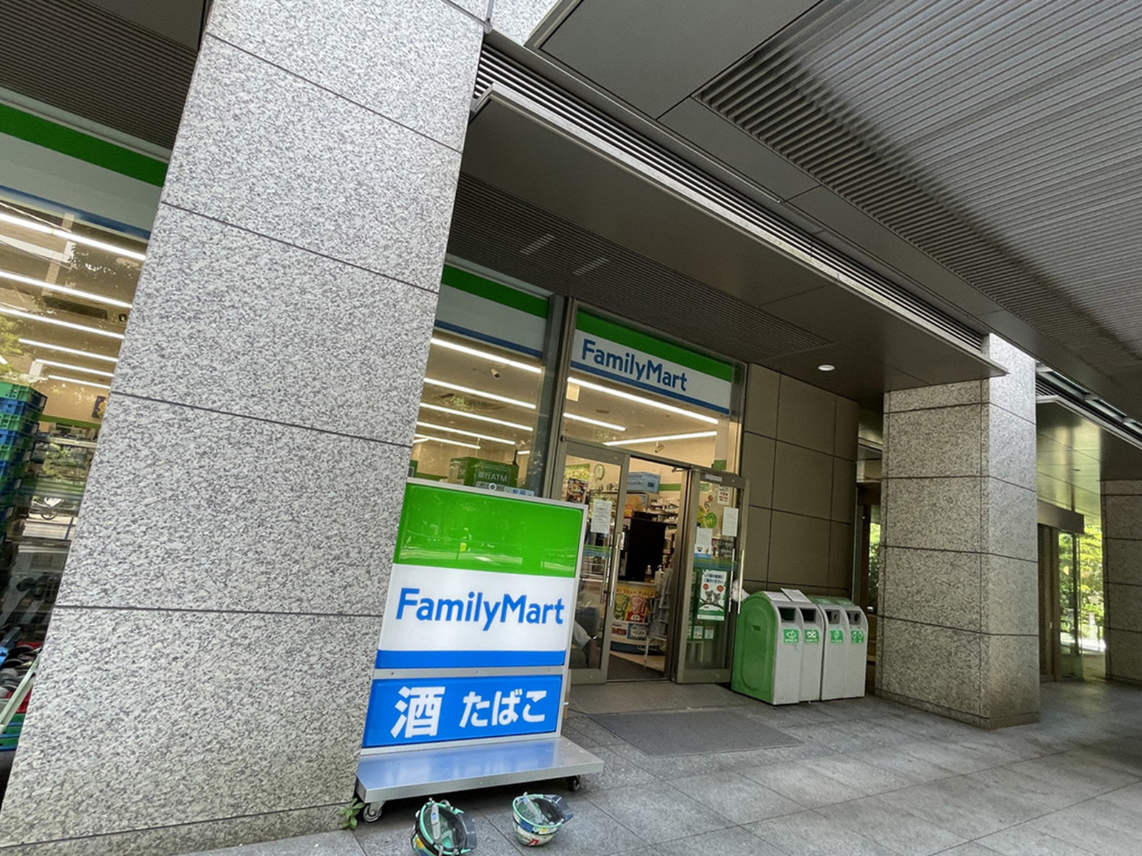 徒歩2分のファミリーマート六本木1丁目店